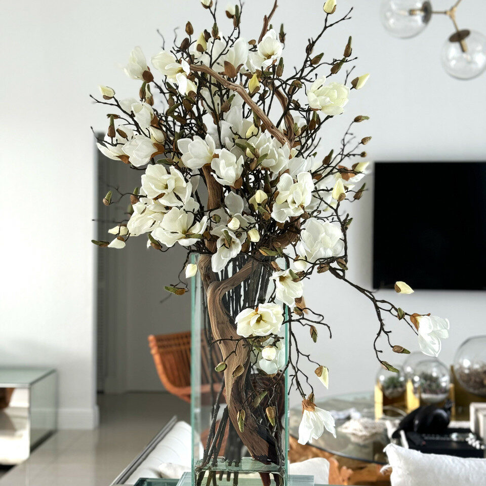 Weiße Magnolienvase in einem 50 cm hohen modernen Zuhause
