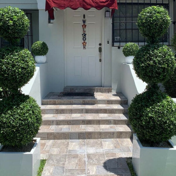 Dreifachkugel-Topiary mit mittelgroßem Fiberglas-Topf