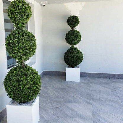 Dreifachkugel-Topiary mit mittelgroßem Fiberglas-Topf