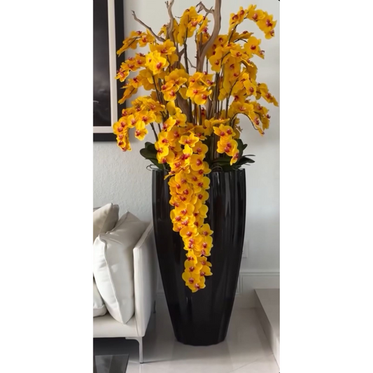San Jose Vase in sandigem Beige mit weißen Orchideen im Wasserfall-Design