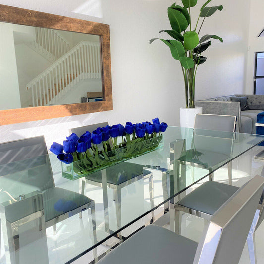 Moderne Glasvase mit blauen Tulpen