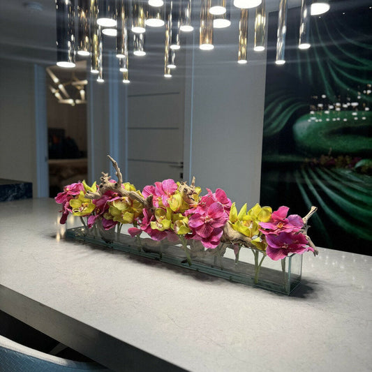 Moderne Hausvase aus Glas mit rosa Vanda-Orchideen und grünen Cymbidien