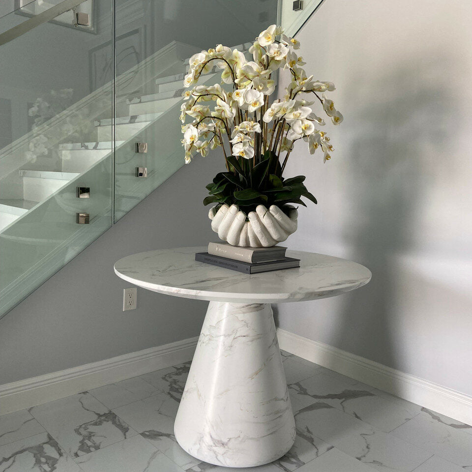 Weißer Phalaenopsis-Orchideenstrauß in Vase mit Skulptur "Offene Hände"