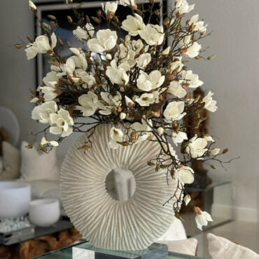 Große Ewigkeitsvase mit Magnolien und Treibholz