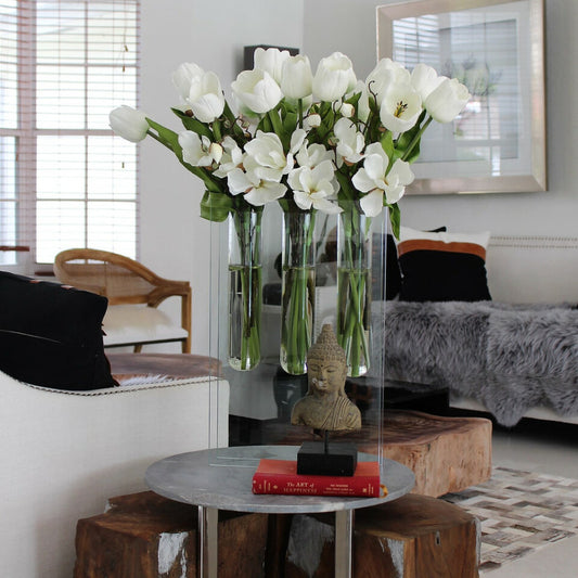 Dreifache Vase mit weißen Tulpen