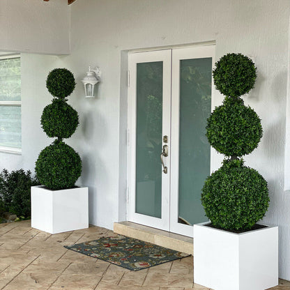 Dreifachkugel-Topiary mit großem Fiberglas-Topf