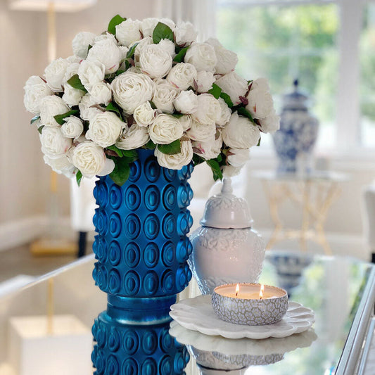 Weiße englische Rosen in blauer strukturierter Vase