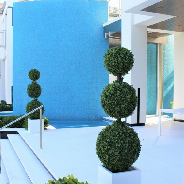 Dreifachkugel-Topiary mit mittelgroßem Fiberglas-Topf