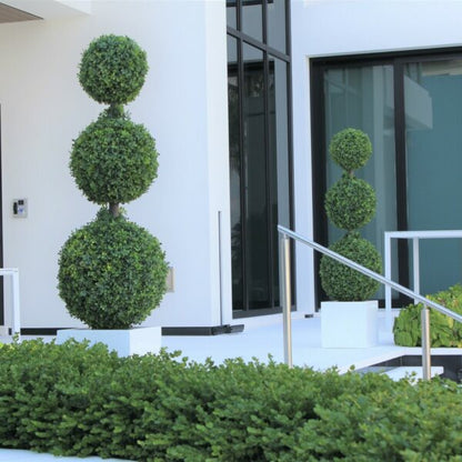 Dreifachkugel-Topiary mit mittelgroßem Fiberglas-Topf