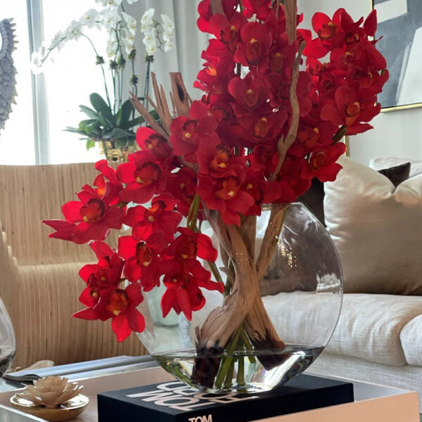 Rote Cymbidium-Orchideen im Mond-Pflanzgefäß